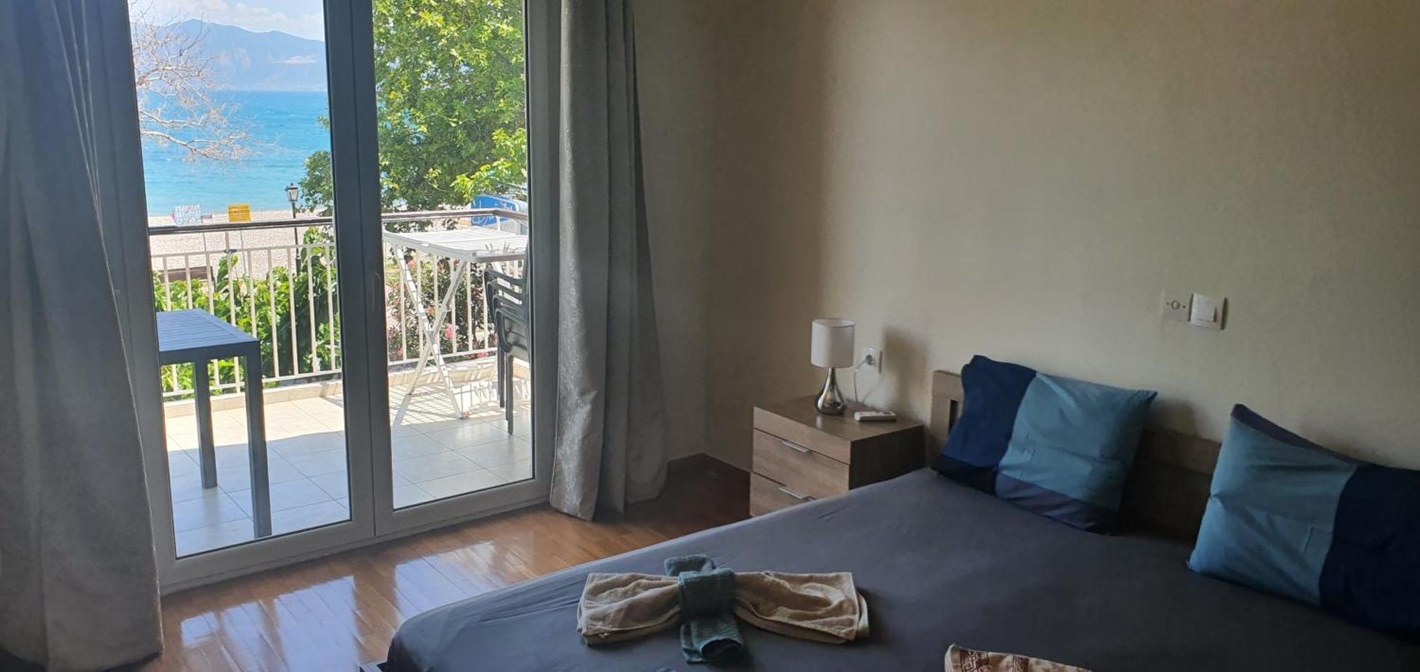 Nafpaktos Beach House Sea View Apartment First Floor Bagian luar foto