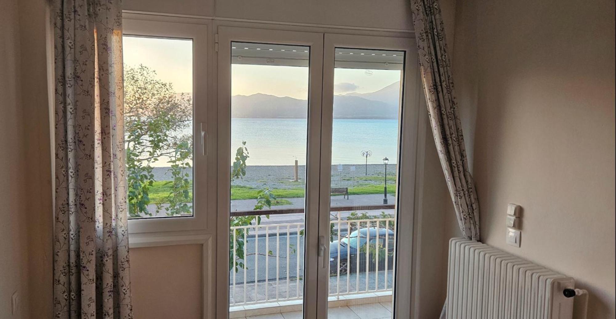Nafpaktos Beach House Sea View Apartment First Floor Bagian luar foto