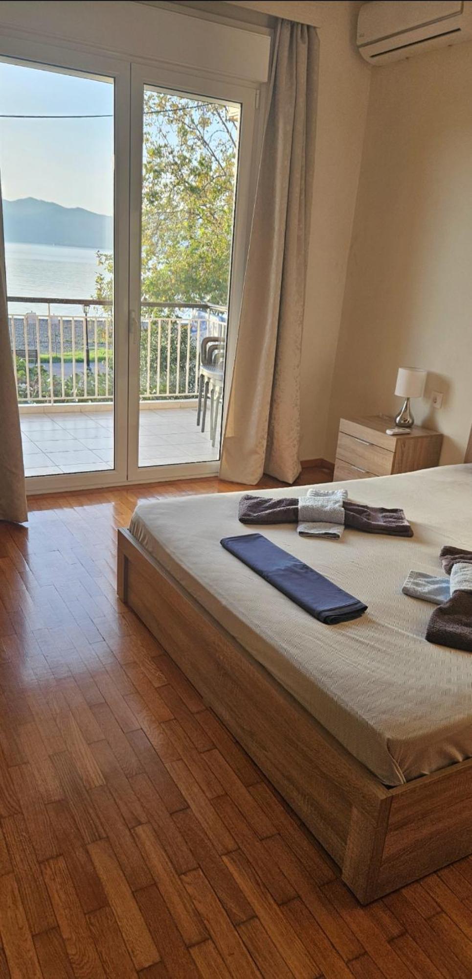 Nafpaktos Beach House Sea View Apartment First Floor Bagian luar foto