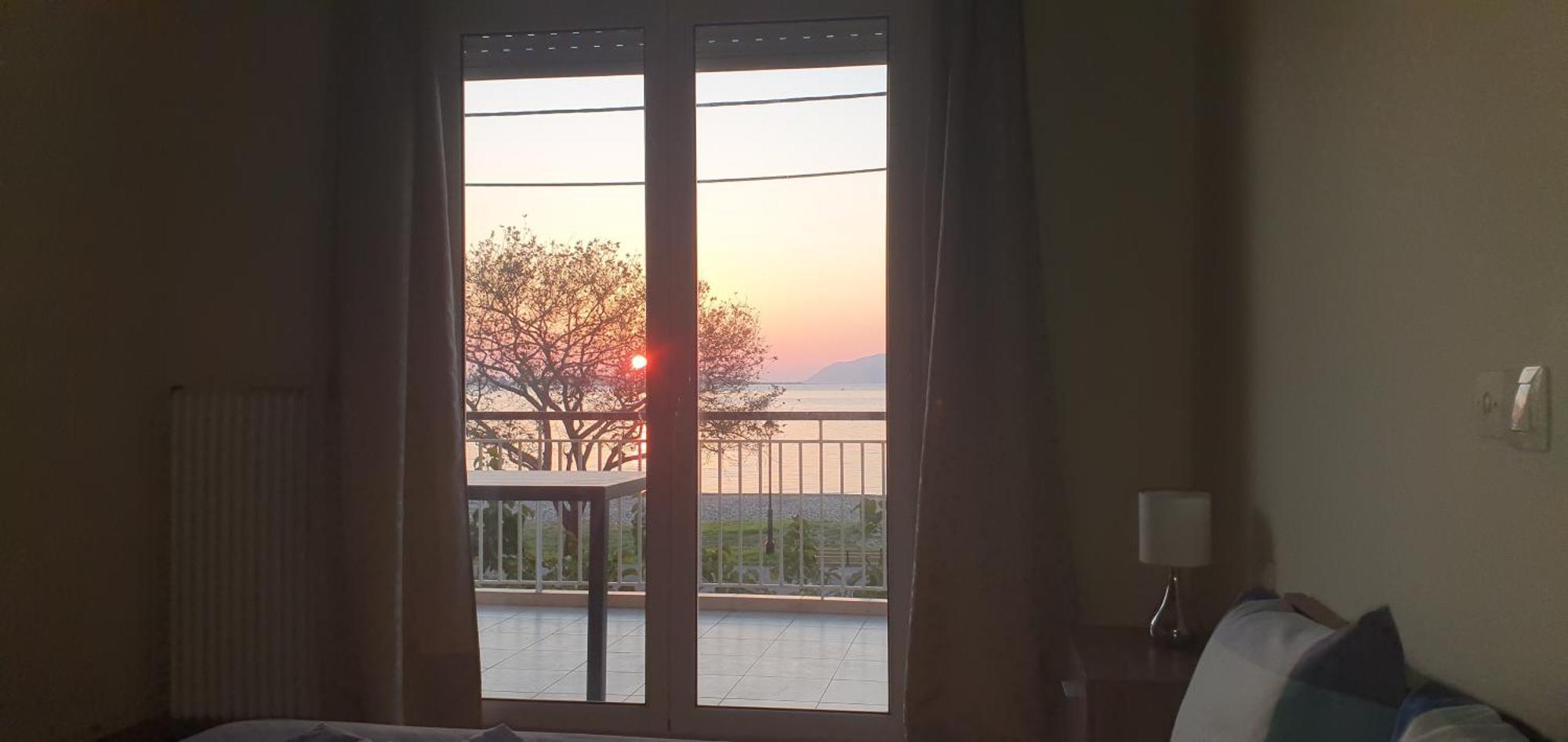 Nafpaktos Beach House Sea View Apartment First Floor Bagian luar foto