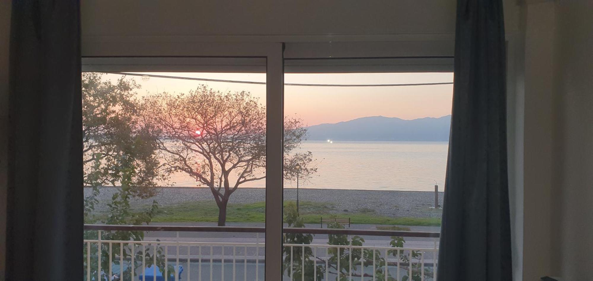 Nafpaktos Beach House Sea View Apartment First Floor Bagian luar foto