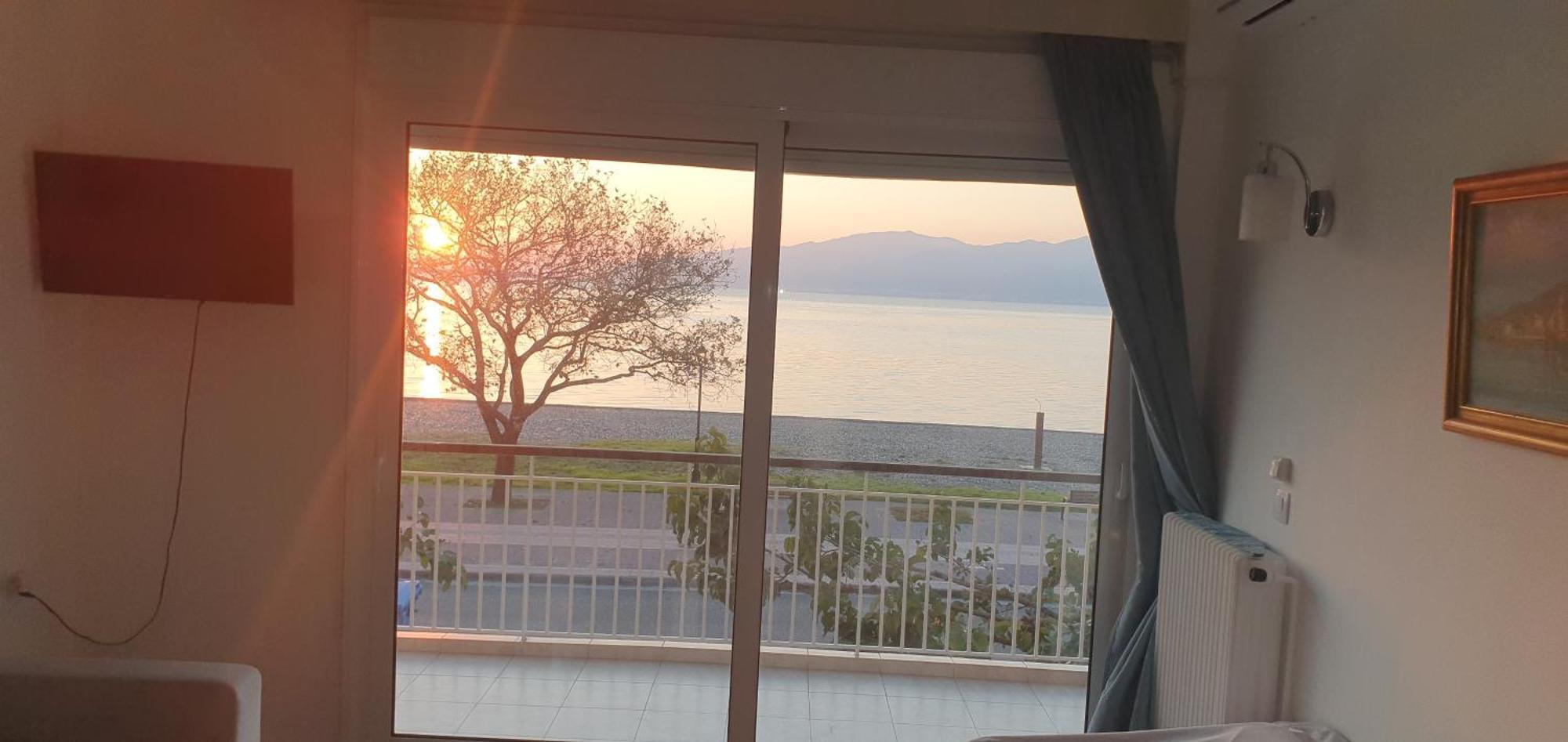 Nafpaktos Beach House Sea View Apartment First Floor Bagian luar foto
