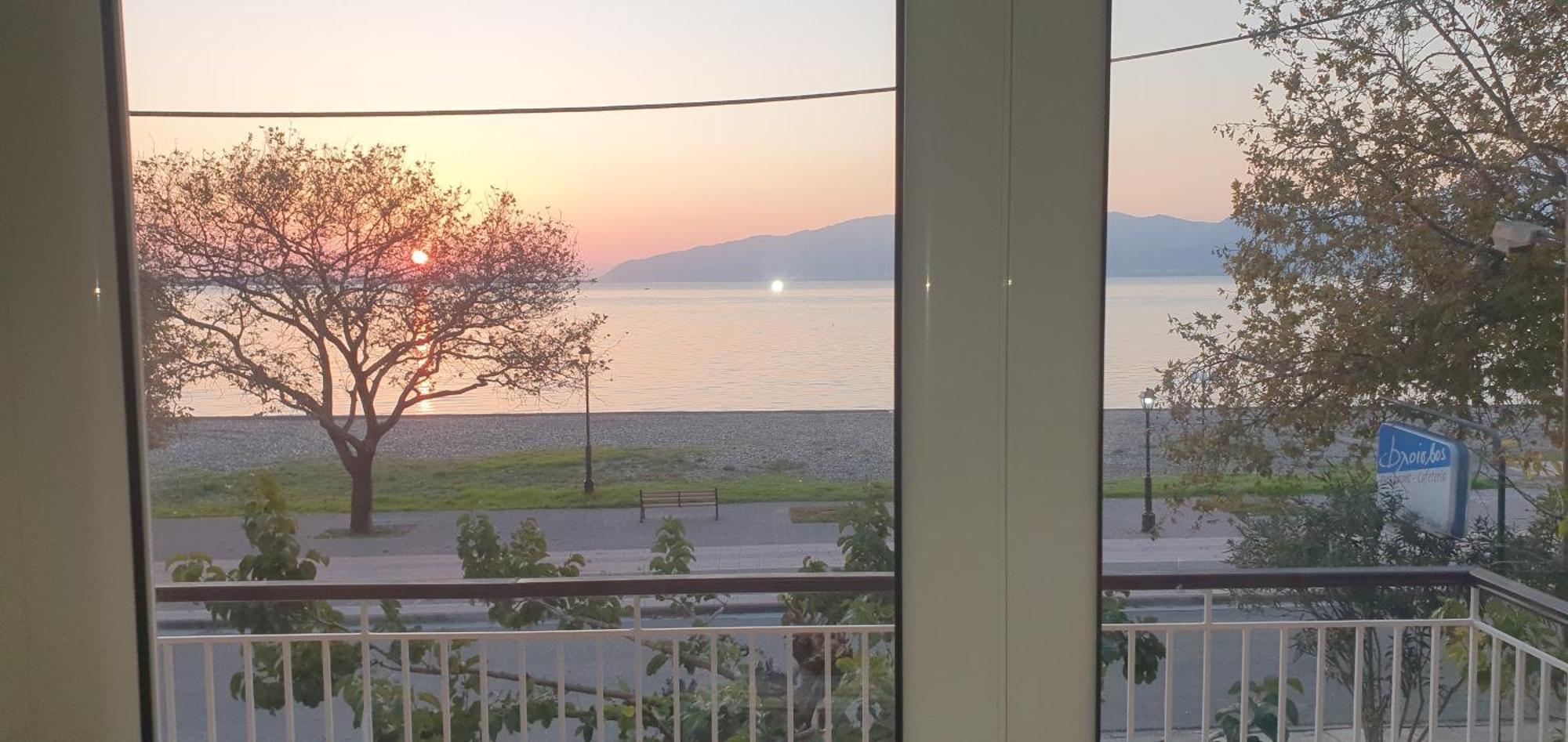 Nafpaktos Beach House Sea View Apartment First Floor Bagian luar foto