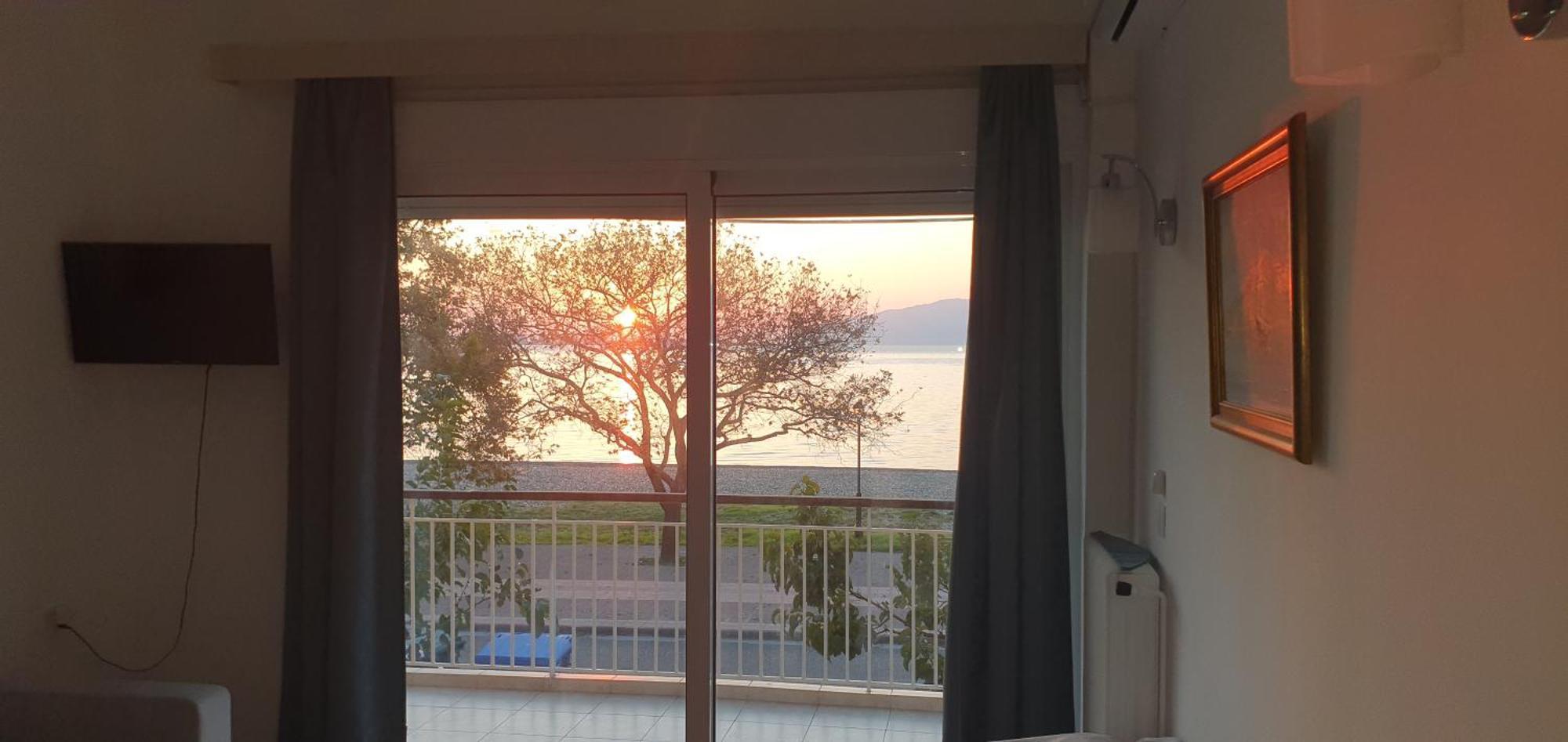 Nafpaktos Beach House Sea View Apartment First Floor Bagian luar foto