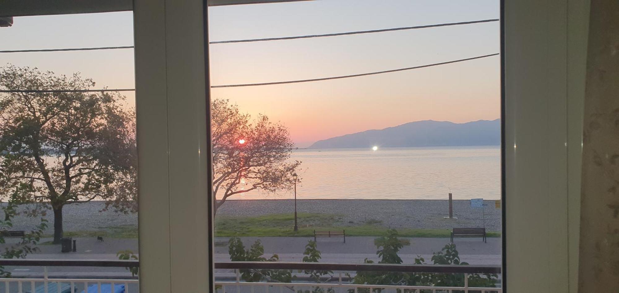 Nafpaktos Beach House Sea View Apartment First Floor Bagian luar foto